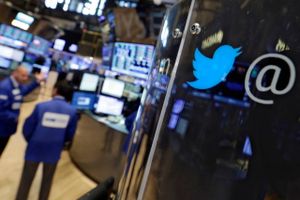 Twitter får flere brugere, og indtægterne stiger. Men der er fortsat underskud, og derfor blev aktiestigningen vendt til fald.