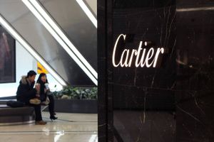 Richemont ligger med et voldsomt fald på 7,4 pct. i 80,20 sfr. efter at den schweiziske luksusvareproducent har aflagt et skuffende regnskab for det forskudte første halvår samt et overraskende fald i salget for oktober. Yderligere forlader chefen for smykke og urmærket Cartier også sin post uden en permanent afløser, og det sker forud for den vigtige juleperiode. Det skriver Bloomberg News.