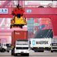 Lastbiler læsser containere i Qingdao havn i det østlige Kina. En handelskrig vil også ramme shippingselskaber. Foto: Imaginechina via AP