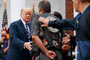 Donald Trumps hilser på medlemmer fra "Bikers for Trump". Foto: AP/Carolyn Kaster