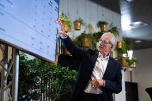 Flypassagerer, transportselskaber og turister skal være med til at betale for afgiftslempelser på grønne biler, mener Kommissionen for grøn omstilling af personbiler.