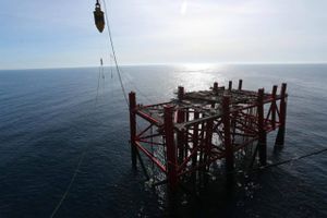 fra installationen af det mere end 7.000 tons tunge fundament til Hejre-platformen. fundamentet er bygget i Holland og blev installeret i maj 2014 på en position 292 km vest for Esbjerg