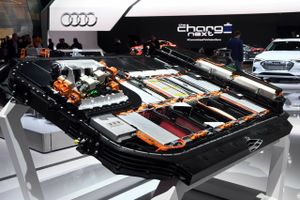 Batterierne i en Audi e-tron, der er mærkets første elbil. Den kommer på markedet i danmark til en pris på 799.995 kr. Foto: AP/Uli Deck