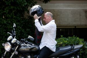 Motorcyklen ruller stadig, og hånden knyttes til socialistisk hilsen. Grækenlands tidl. finansminister Yanis Varoufakis er tilbage på den store scene.