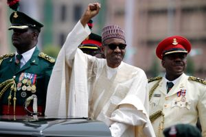 Nigerias præsident Muhammadu Buhari har forvirret situationen ved først for en uge siden at afvise den devaluering, som centralbanken havde varslet for nogle dage senere at støtte den delvist.