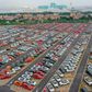 Tusinder af nye, usolgte biler står opmarcherede ved Panyu Motor Town i Guangzhou i Kina. Foto: AP