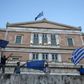 Græske EU tilhængere opfordrede i går den græske regeringtil at kæmpe for at blive i euroen, mens forhandlingerne i EU brød sammen. Spørgsmålet er om EUrolandenes æøvrige ledere tør kappe navlestrengen, hvis ikke den græske regering kommer de andre medlemmer af eurosamarbejdet i møde.
