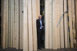 Inden for to år forventer den hastigt voksende byggemarkedskæde Davidsens Tømmerhandel at nå en omsætning på 2 mia. kr. Salg af byggevarer fra to gamle Metro-varehuse skal give en del af væksten. 
