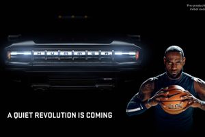 GM har sat alle sejl til, når bilfabrikken skal promovere nye modeller. Her el-udgaven af Hummer, hvor basketballstjernen LeBron James er med. Foto: GM PR foto.