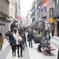 I shoppinggaden Drottninggatan i Stockholm er der stadig kunder. Foto: Fredrik Sandberg/TT