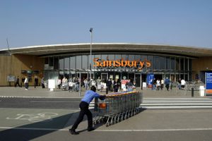 Sainsbury's overvejer at nedlægge 1000 stillinger i jagten på milliardbesparelser.