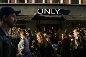 Tal fra dansk detailhandel viser, at butikkernes tøjsalg er dykket med 78 pct. i januar. Selvom onlinesalget på samme tid er i fart, melder modekoncernen Bestseller om hårdt pres på tøjbranchen under den fortsatte corona-nedlukning.