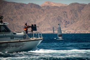I Mellemøsten finder et sofistikeret net af droner ved hjælpe af kunstig intelligens selv frem til fjendtlig aktivitet på havet, og i Ukraine udpeger amerikanske algoritmer militære mål. Kunstig intelligens vinder indpas i militæret, men det er stadig mennesker, der bestemmer, fortæller to personer med førstehåndserfaring fra det amerikanske forsvar.