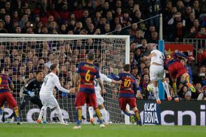 Barcelonas Gerard Pique scorede åbningsmålet, da det seneste opgør mellem FC Barcelona og Real Madrid fandt sted den 2. april 2016 på Camp Nou. Kampen endte 1-2. Foto: AP Photo/Manu Fernandez