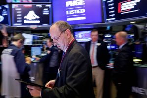 Frygtsomme investorer over hele verden - her på børsen i New York 6. november - har reduceret deres risiko ved at sælge ud af aktier til fordel for obligationer. Foto: Brendan Mcdermid/Reuters/Ritzau Scanpix