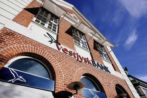 Vestjysk Bank, der i dag er 81 pct. ejet af staten, kom ud af 1. halvår med et overskud på 70 mio. kr. før skat mod et minus på 65 mio. kr. for et år siden.