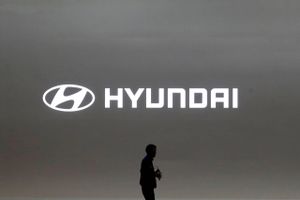 Coronavirussen tvinger Hyundai og Kia til at slukke for samlebåndene. For firmaerne får deres komponenter fra fabrikker i Kina, som virussen har lagt ned.