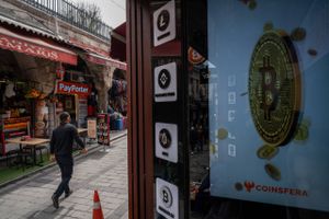 Cryptocurrency logo signs outside a crypto exchange kiosk in Istanbul, Turkey, on April 21. 2022. Foto: Washington Post photo by Erhan Demirtas