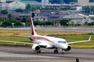 Mitsubishi Aircraft Corp. har bygget Japans første passagerjet nogensinde og dets første passagerfly siden 70'erne. Her bliver flyet testet i at taxie ud på landingsbanen den 8. juni.