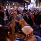 Mandag genåbnede pubberne i Storbritannien for udendørsservering, og det blev fejret som her i Soho i London. Foto: AFP/Tolga Akmen