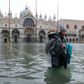 Venedig er ramt af det mest voldsomme højvande siden 1966, efter at en usædvanligt stor tidevandsbølge tirsdag ramte den ikoniske, italienske kanalby. Foto: Manuel Silvestri/Reuters