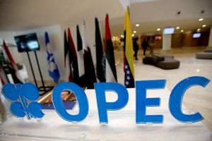 Opec har udskudt sit møde om fremtidens produktionskvoter, og det får olieprisen til at falde. Foto: Reuters/Ramzi Boudina