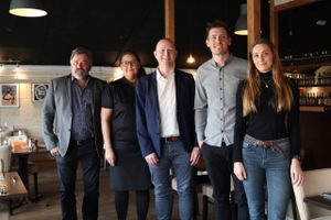 Restaurant Flammens nye direktør Piet Klein omgivet af familien Rosenfeldt Sunddal. Foto: PR