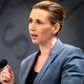 Statsminister Mette Frederiksen meldte efter et møde med arbejdsmarkedets parter søndag ud, at regeringen kigger på mulighedn for at hæve grænsen for, hvor meget virksomheder kan få i refusion for de medarbejdere, de sender hjem i stedet for at fyre. (Foto: Ida Guldbæk Arentsen/Ritzau Scanpix)
