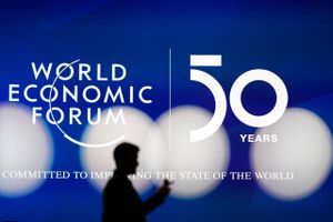 »Davos Manden« flyder med tiden. Hvor han tidligere talte om globalisering, er emnerne i dag social inklusion og klima. Desuden er der nu stødt en »Davos Kvinde« til. Foto: WEF/Markus Schreiber