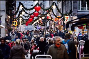Nogle butikker henter næsten en fjerdel af årets omsætning hjem måneden før jul. Danskerne holder på pengene i år.