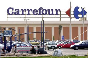 En af verdens største detailkoncerner, franske Carrefour, fyrer flere tusinde medarbejdere og mangedobler investeringerne i nethandel.