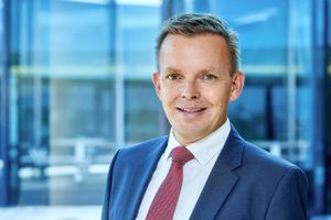 Lars Kronow blev i 1986 ansat i Arthur Andersen, der i 2002 blev en del af Deloitte hvor han har været partner siden. Lars Kronow har siddet i FSR – danske revisorers bestyrelse siden 2014 – de sidste tre år som viceformand.

