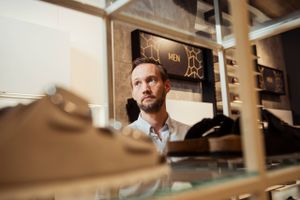 Kenneth Nisgaard står bag en detailvirksomhed, der fra Ribe driver 10 skobutikker - under Skoringen - rundt om i Syd- og Sønderjylland - bl.a. i Esbjerg og Sønderborg. Foto: Søren Vendelbo.   