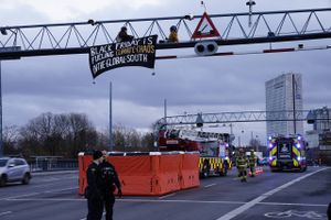 Klimabevægelsen Extinction Rebellion demonstrerede mod Black Friday verden over fredag. Det skabte blandt andet lange trafikkøer i indre København i flere timer. Flere borgerlige politikere mener, at bevægelsen har skudt sig selv i foden.