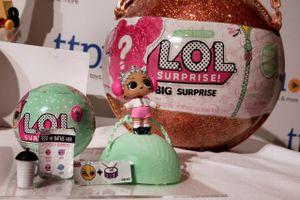 The "L.O.L. Surprise!" and "L.O.L. Big Surprise!" from MGA Entertainment are shown at the 2017 TTPM Holiday Showcase, in New York, Tuesday, Sept. 26, 2017. Foto: AP/Richard Drew