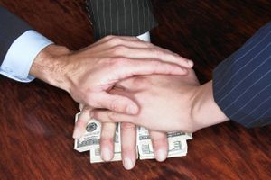 Forliget mellem Forward Pharma og den amerikanske koncern Biogen har sendt milliarder hen til det danske biotekfirma. Nu står man ved en skillevej. Skal alle pengene ned i investorernes lommer, eller satser man på at udvikle selskabet.