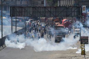 Politiet måtte bruge tåregas mod aktivister fra den afsatte premierminister Imran Khans parti Tehreek-e-Insaf under en protest i Lahore den 25. maj 2022. Foto: Arif Ali/AFP/Ritzau Scanpix
