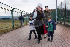 Polen ventes at blive den store magnet for krigsflygtninge fra Ukraine, og strømmen er i fuld gang efter Ruslands angreb på dets naboland. Men på grænseposten Medyka, det eneste sted folk går over til Polen, er det påfaldende, at en bestemt gruppe af flygtninge er helt fraværende. 
