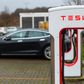 2.700 steder i verden kan man som Tesla-ejer køre ind og tanke strøm. Nu vil Elon Musk åbne sine ladestationer for alle - men siger ikke hvornår. Foto: Philipp Schulze/AP