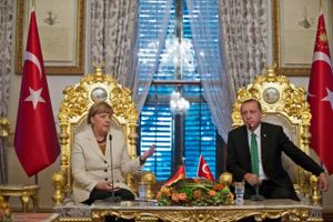 Da Tysklands kansler, Angela Merkel, besøgte Istanbul og talte om flygtninge, skete det ikke med Tyrkiets premierminister, men med landets stærke mand præsident Recep Tayyip Erdogan. Arkivfoto: Tolgu Bozoglu/AP