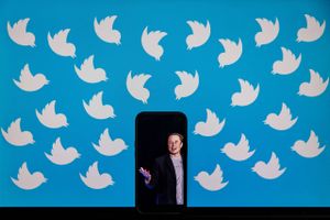 Kaos har hersket omkring Twitter, siden det sociale medies nye ejer, Elon Musk, tog over. Men efter få uger ved roret har rigmanden overhalet Donald Trump som manden, der sætter ild til værdidebatterne.      