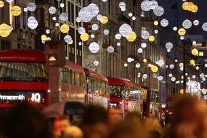 De 1.778 dekorationer på Oxford Street består af 750.000 LED-lyspærer og er i år inspireret af faldende snefnug. Foto: visitlondon.com/ Stephen McLaren