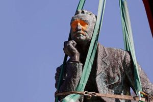 I april sidste år blev en statue af Cecil Rhodes fjernet på Cape Towns universitet. Nu vil aktivister også have statuen i Oxford væk. Arkivfoto: Schalk van Zuydam/AP