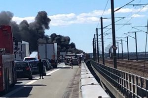Det er næsten utænkeligt, at broen over Storebælt eller Lillebælt lukker. Men en lastbil i brand kan i værste fald ødelægge det kabel, der bærer hele broen. Det kan blive fatalt.