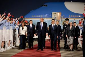 Magtforholdet mellem USA og Kina er forandret til kinesernes fordel. Derfor er det i begges interesse at få stabiliseret relationen. Sådan lyder vurderingen fra to eksperter forud for den amerikanske præsident Donald Trumps besøg hos den kinesiske præsident Xi Jinping i Beijing.