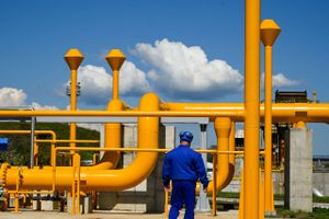 Det stats-ejede russiske olie- og gasselskab Gazprom har lørdag meddelt, at de nu stopper leverancen af gas til nabolandet Letland. Letland bliver derfor det seneste land i rækken af europæiske lande, som Gazprom nu ikke længere vil levere gas til. 
