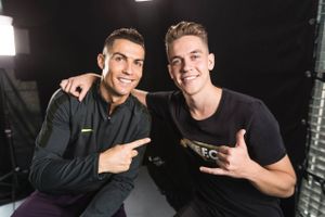 Fodboldspilleren Cristiano Ronaldo samt finnen Valtteri Jormanainen, som også er kendt under Youtube-aliaset Joltter. Begge har været ind over web tv-delen hos Unisport.dk. PR-foto: Unisport