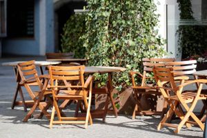 Tomme stole står som symbolet på endnu en restaurant, der atter er blevet tvunget til at lukket dørene på grund af nye smitteudbrud. Foto: Reuters/Leonhard Foeger  