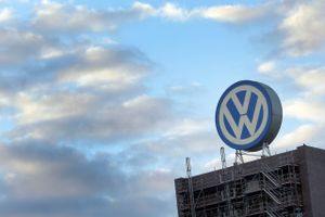 Både politikere og forbrugerorganisationer forsøger at presse VW-koncernen til at fremlægge detaljer om, hvordan man vil kompensere bilejerne.