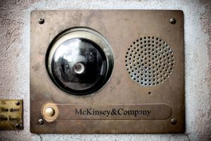 Direktørfabrikken: Netværket af folk, der har rundet konsulenthuset McKinsey, er omgærdet af mystik. Og åbenlyst meget stærkt.